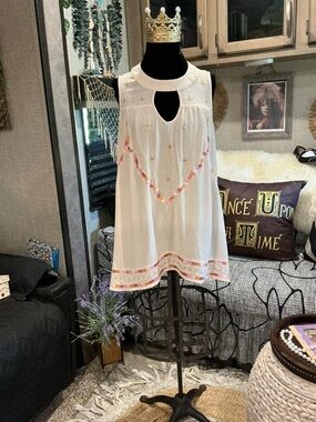 LC Lauren Conrad Embellished Cream Sleeveless Top S